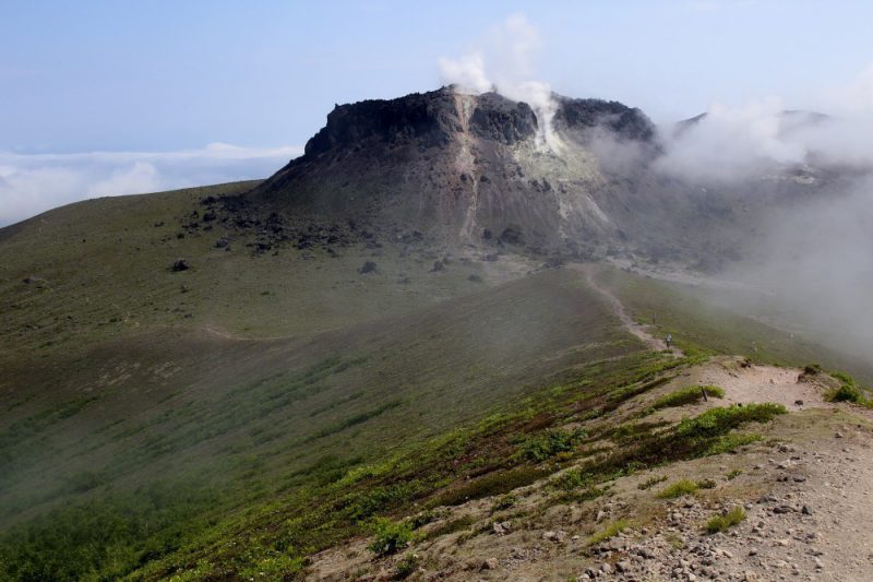 樽前山の登山道と山頂付近の景色